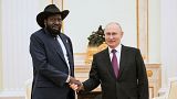 El presidente de Sudán del Sur, Salva Kiir Mayardit, posa para una foto con Putin antes de sus conversaciones en el Kremlin en Moscú, Rusia.