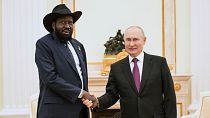 El presidente de Sudán del Sur, Salva Kiir Mayardit, posa para una foto con Putin antes de sus conversaciones en el Kremlin en Moscú, Rusia.