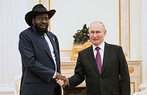 Le président du Sud-Soudan, Salva Kiir Mayardit, pose pour une photo avec M. Poutine avant leur entretien au Kremlin, à Moscou (Russie).