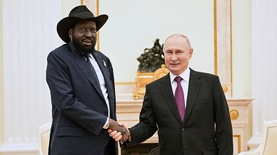 Le président du Sud-Soudan, Salva Kiir Mayardit, pose pour une photo avec M. Poutine avant leur entretien au Kremlin, à Moscou (Russie).