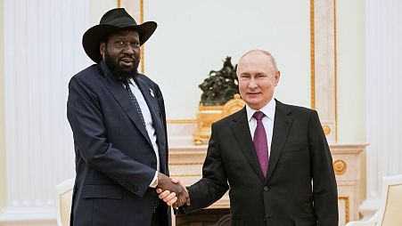 El presidente de Sudán del Sur, Salva Kiir Mayardit, posa para una foto con Putin antes de sus conversaciones en el Kremlin en Moscú, Rusia.