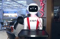 الروبوت "كان" إنسان آلي يستخدم كنادل في مطعم بمدينة الكويت