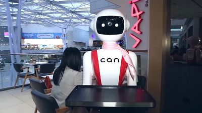 الروبوت "كان" إنسان آلي يستخدم كنادل في مطعم بمدينة الكويت