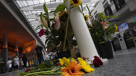 Λουλούδια στο σημείο της επίθεσης στο Ρότερνταμ