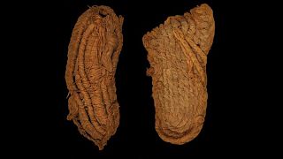 کفش‌های قدیمی کشف‌شده در غاری در اسپانیا