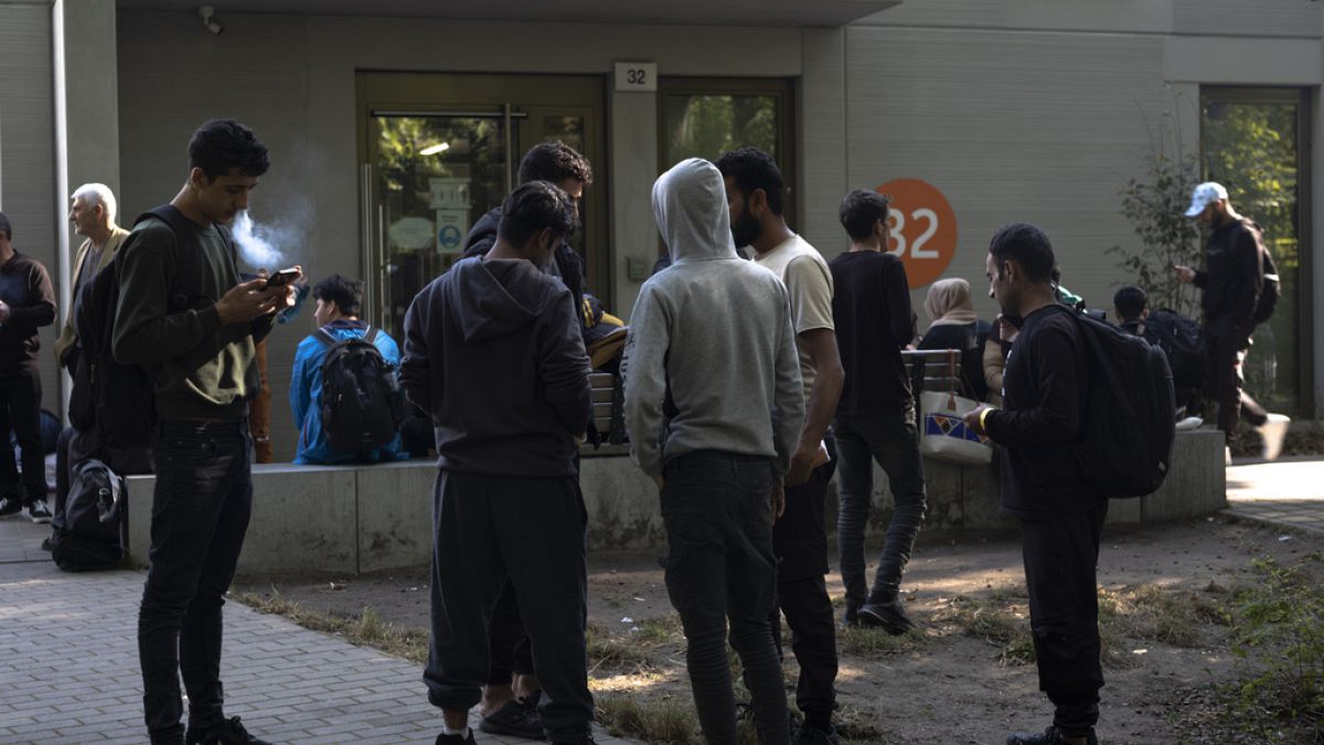 أمام مركز التسجيل المركزي لطالبي اللجوء في برلين، ألمانيا، الاثنين 25 سبتمبر 2023. 