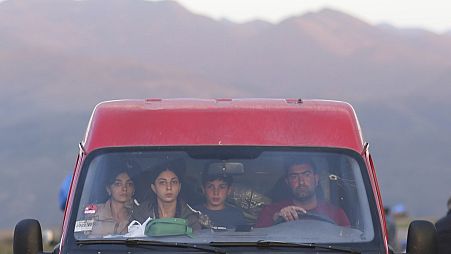 Armenios étnicos de Nagorno Karabaj sentados en el interior de un minibús de camino a Goris, en la región armenia de Syunik, el jueves 28 de septiembre de 2023
