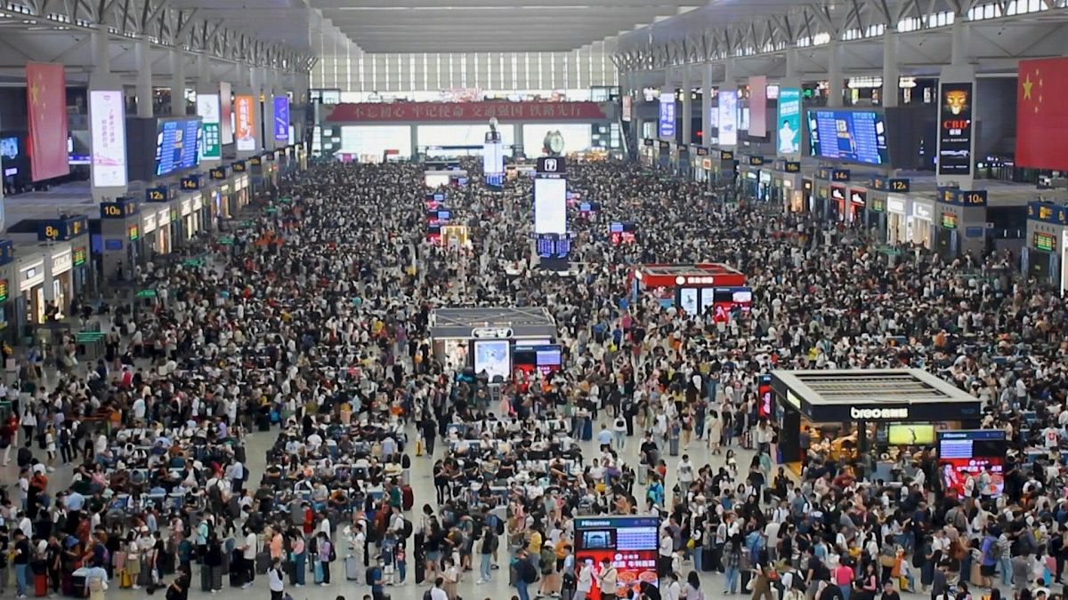 يسافر الملايين عبر الصين مع بدء العطلة الوطنية.