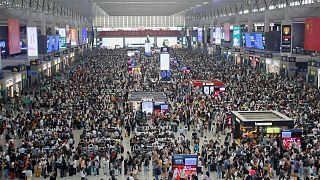 يسافر الملايين عبر الصين مع بدء العطلة الوطنية.