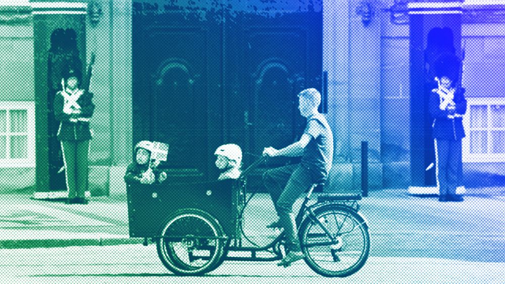 Велосипедист кара товарен велосипед с деца пред Кралската лейб-гвардия в