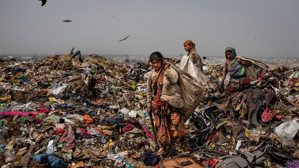 Събирачите на боклук търсят рециклируеми отпадъци в депото Bhalswa в