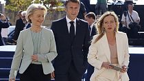 Ursula on der Leyen, Emmanuel Macron e Giorgia Meloni em La Valletta na reunião do chamado Grupo do Mediterrâneo, 29 de setembro de 2023