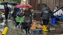 مشاة في أحد الشوارع التي غمرتها مياه الأمطار في حي بروكلين بمدينة نيويورك الأمريكية