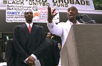 Выступление Тупака Шакура на митинге в Лос-Анджелесе 15 августа 1996, позади него стоит Snoop Dogg