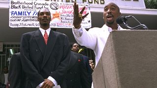 Tupac Shakur 1996-ban (j), egy választási regisztrációs gyűlésen Los Angelesben