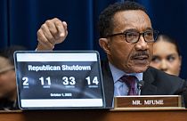 El legislador demócrata Kweisi Mfume muestra un reloj con la cuenta atrás para el cierre del Gobierno estadounidense