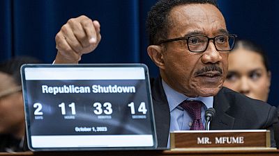 El legislador demócrata Kweisi Mfume muestra un reloj con la cuenta atrás para el cierre del Gobierno estadounidense