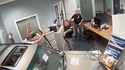 الصورة مأخوذة من مقطع فيديو اقتحام مركز الشرطة في نيوجيرسي