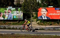 ملصقات انتخابية لحزب سلوفاكيا التقدمية وحزب هلاس قبيل الانتخابات العامة المبكرة، براتيسلافا، سلوفاكيا، 29 سبتمبر 2023.