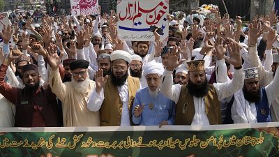 مظاهرة في لاهور في باكستان تدين الانفاجار الذي استهدف موكباً يوم الجمعة
