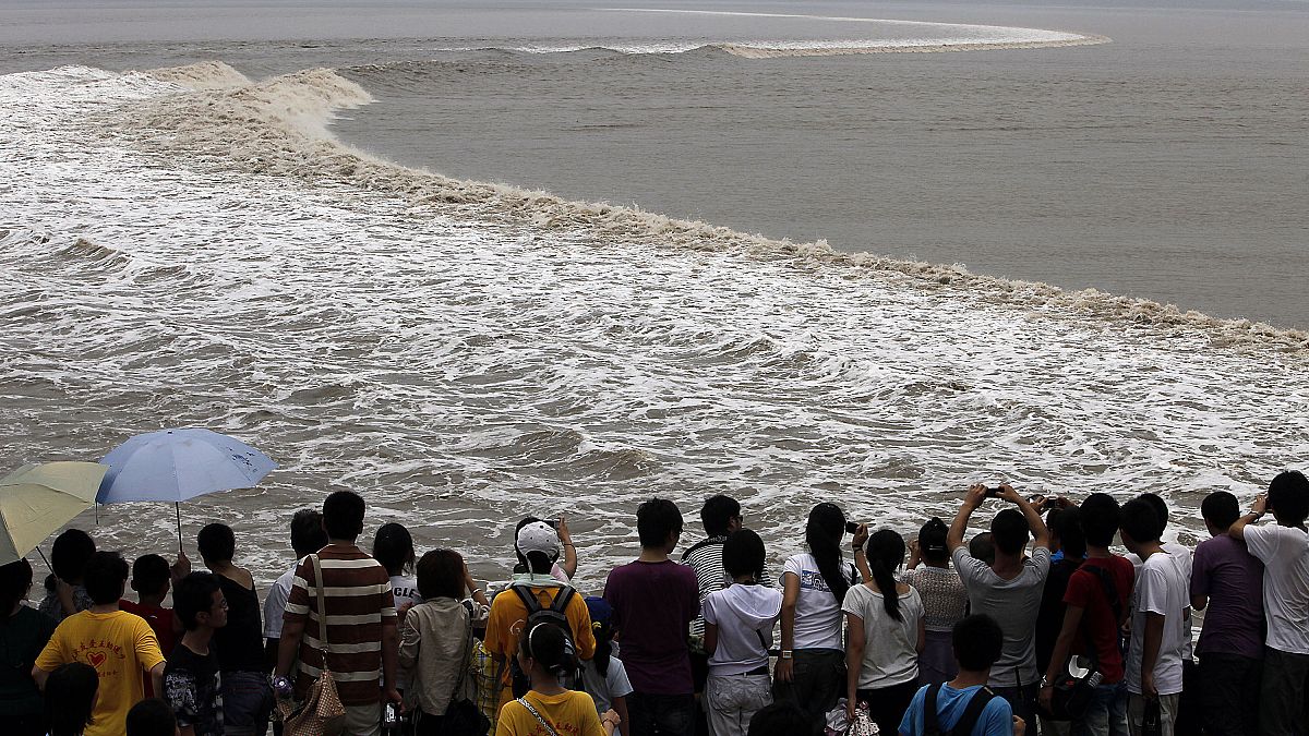 Video. WATCH: China's tidal bore on the Qiantang river draws eager