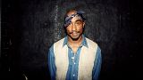  Rapçi Tupac Shakur, Mart 1994'te Chicago, Illinois'deki Regal Tiyatrosu'ndaki performansının ardından kuliste fotoğraf çektiriyor