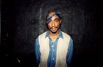  Rapçi Tupac Shakur, Mart 1994'te Chicago, Illinois'deki Regal Tiyatrosu'ndaki performansının ardından kuliste fotoğraf çektiriyor