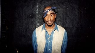  Rapçi Tupac Shakur, Mart 1994'te Chicago, Illinois'deki Regal Tiyatrosu'ndaki performansının ardından kuliste fotoğraf çektiriyor