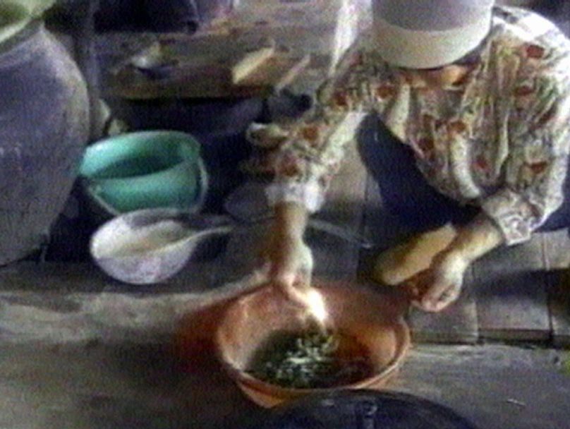 Füvet főznek az éhezőknek felállított észak-koreai táborban, 1997-ben