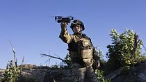 Украинский военнослужащий запускает беспилотник в Донецкой области, сентябрь 2023 г.