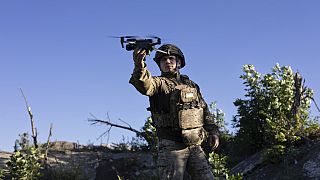ILLUSZTRÁCIÓ: ukrán katona, kezében drónnal