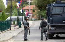 Des officiers de police du Kosovo sécurisent la zone à l'extérieur du monastère de Banjska, au Kosovo, le mercredi 27 septembre 2023.