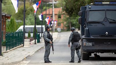 Des officiers de police du Kosovo sécurisent la zone à l'extérieur du monastère de Banjska, au Kosovo, le mercredi 27 septembre 2023.