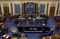 Während der Abstimmung im US-Senat über den Übergangshaushalt. Das Ergebnis der Stimmenauszählung wird eingeblendet.