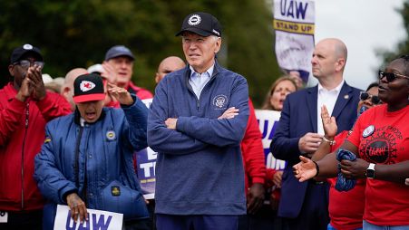 Joe Biden amerikai elnök (középen) az UAW amerikai járműipari szakszervezet sztrájkoló tagjai között a Michigan állambeli Van Buren Townshipban 2023.09.26-án