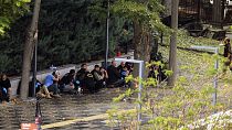 Δυνάμεις ασφαλείας της Τούρκιας καλύπτονται ενώ επιχειρούν πυροτεχνουργοί στο σημείο της επίθεσης στην Άγκυρα
