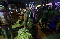 Μια Αρμένισσα από το Ναγκόρνο-Καραμπάχ μεταφέρει τη βαλίτσα της σε καταυλισμό στο Γκόρις της Αρμενίας