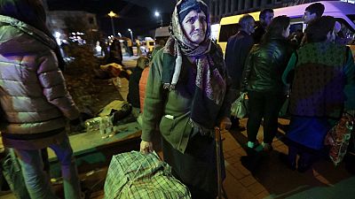 Eine Frau kommt auf ihrer Flucht aus Berg-Karabach in der armenischen Stadt Goris an.