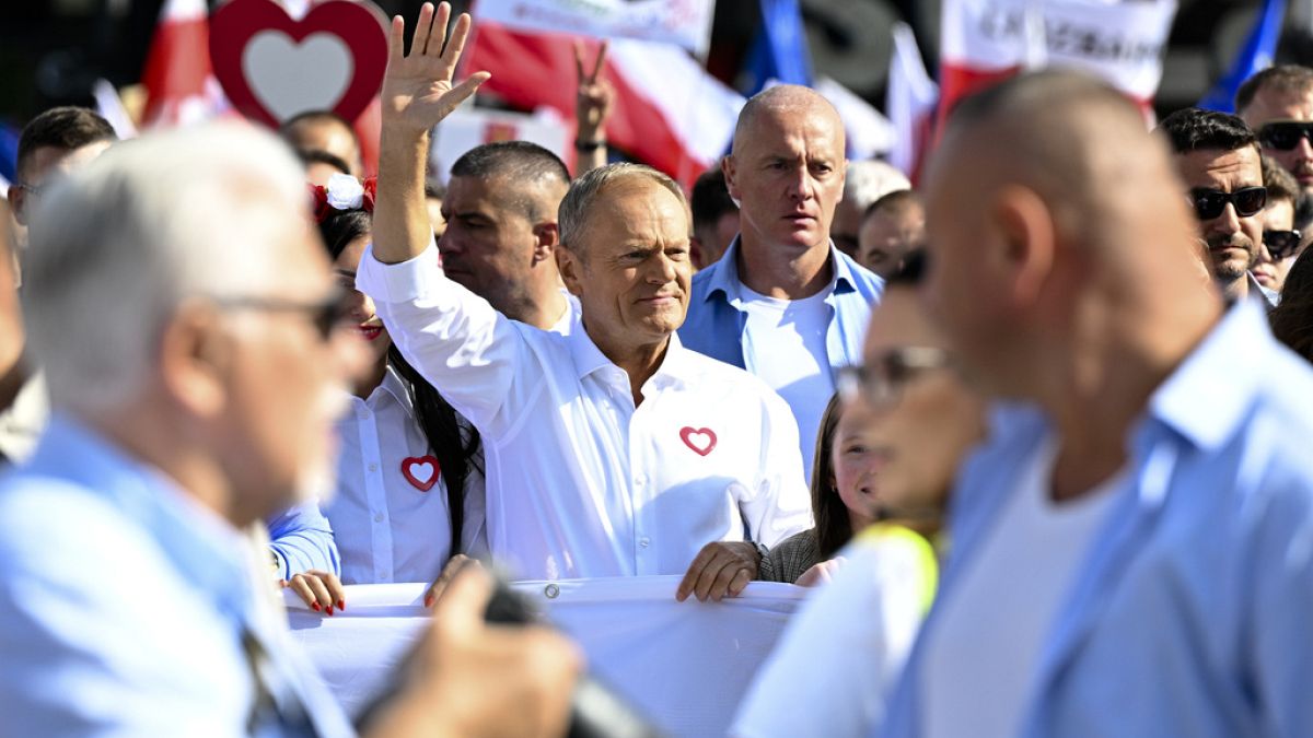 Muhalefet lideri Donald Tusk 1 Ekim 2023 tarihinde Polonya'nın başkenti Varşova'da düzenlenen muhalefet mitinginde.