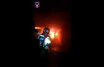 Egy tűzoltó behatol a murcia Teatre éjszakai klubba, ahol tűz ütött ki 2023. október 1-jén.