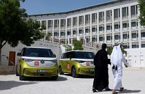 سيارات فولكسفاغن الكهربائية خارج مقر استضافة معرض جنيف الدولي للسيارات في الدوحة