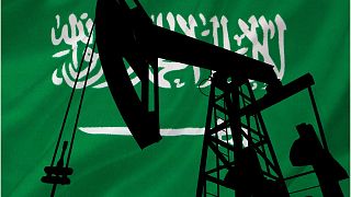 عکس تزئینی از تاسیسات استخراج نفت با بگ‌راند پرچم عربستان سعودی