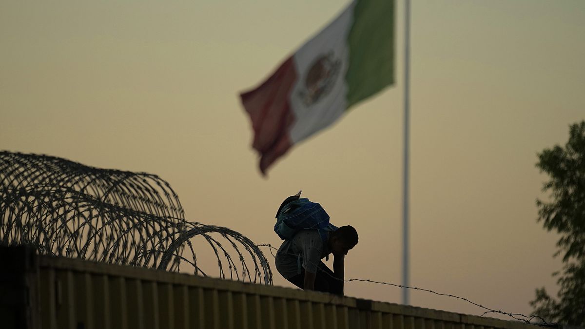 مهاجر يحاول عبور الحدود المكسيكية نحو الولايات المتحدة - أرشيف