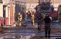 Bombeiros trabalham no rescaldo do incêndio da discoteca Teatre, em Murcia, Espanha, 1 de outubro de 2023.