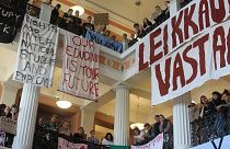 Протестующие заняли главное здание Университета Хельсинки, 28 сентября 2023 года.