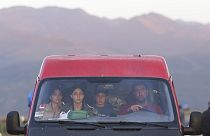 Αρμένιοι από το Ναγκόρνο-Καραμπάχ κάθονται μέσα σε ένα μίνι λεωφορείο στο δρόμο τους προς το Γκόρις, στην περιοχή Σιούνικ, Αρμενία, Πέμπτη, 28 Σεπτεμβρίου 2023.