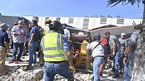 Rescatistas buscan sobrevivientes entre los escombros tras el derrumbe del techo de una iglesia durante una misa dominical en Ciudad Madero, México, el 1 de octubre de 2023.