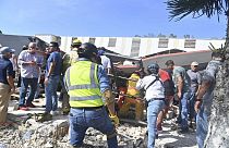 Rescatistas buscan sobrevivientes entre los escombros tras el derrumbe del techo de una iglesia durante una misa dominical en Ciudad Madero, México, el 1 de octubre de 2023.