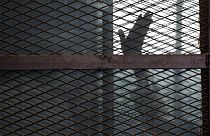 صورة من الارشيف- أحد أعضاء جماعة الإخوان المسلمين في قفص الاتهام، قاعة المحكمة بسجن طره، جنوب القاهرة- 22 أغسطس 2015،