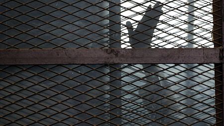 صورة من الارشيف- أحد أعضاء جماعة الإخوان المسلمين في قفص الاتهام، قاعة المحكمة بسجن طره، جنوب القاهرة- 22 أغسطس 2015،